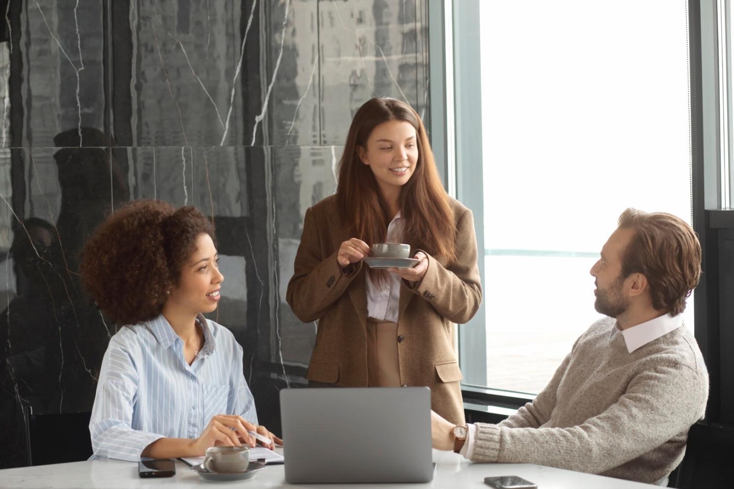 Séance de formation sur l'épargne avec des participants attentifs